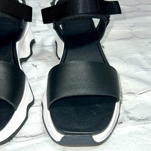 Sorel Kinetic Y-Strap Black Sandals - Women’s Size 10 - Picture 15 of 16